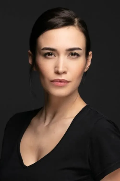 Ecem Özkaya en el reparto