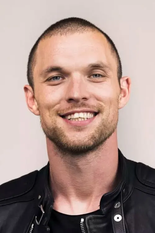 Ed Skrein interpretando a Self