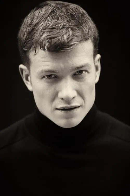 Ed Speleers en el reparto