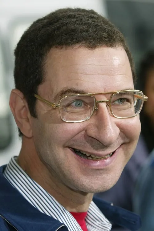 Eddie Deezen interpretando a Kyle Carpenter