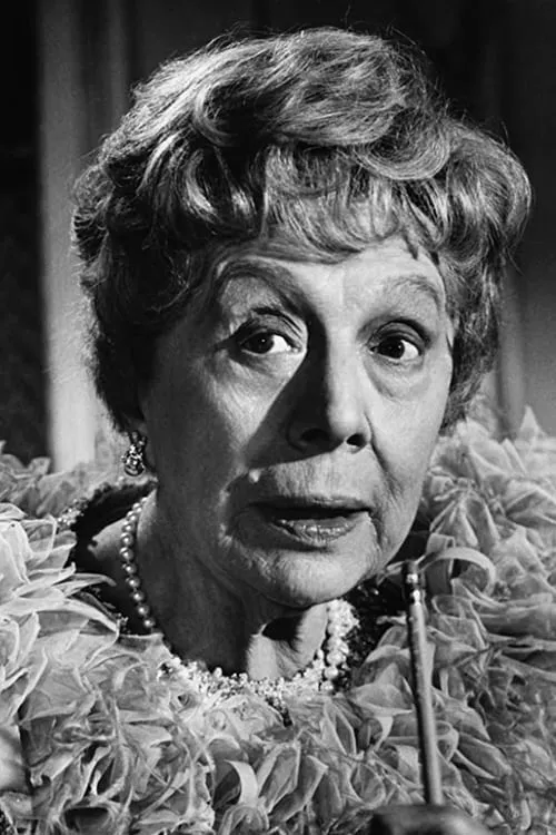 Edith Evans interpretando a Aunt Betsy Trotwood