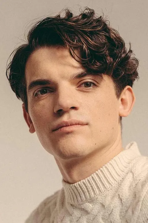 Foto de perfil del actor Edward Bluemel en el reparto