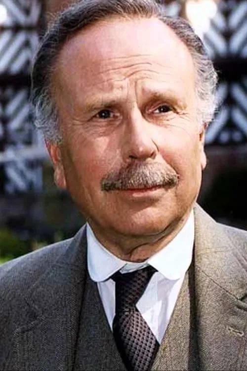 Foto de perfil del actor Edward Hardwicke en el reparto