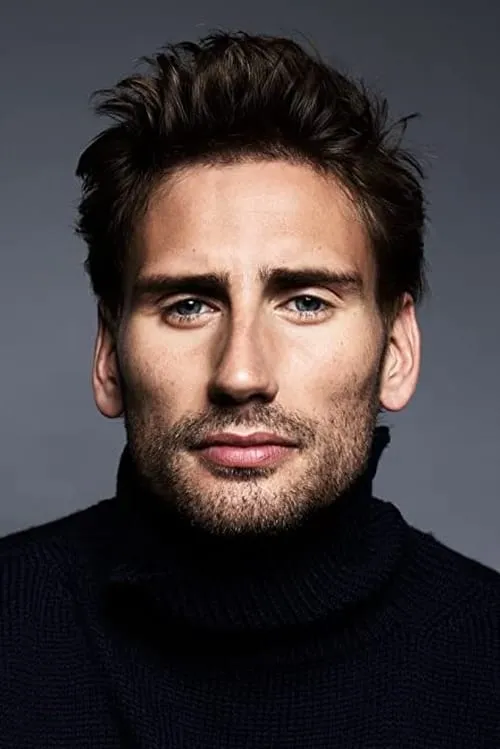 Edward Holcroft interpretando a Edward Ramberg