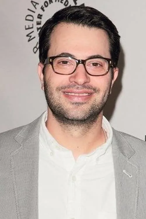 Edward Kitsis interpretando a Self