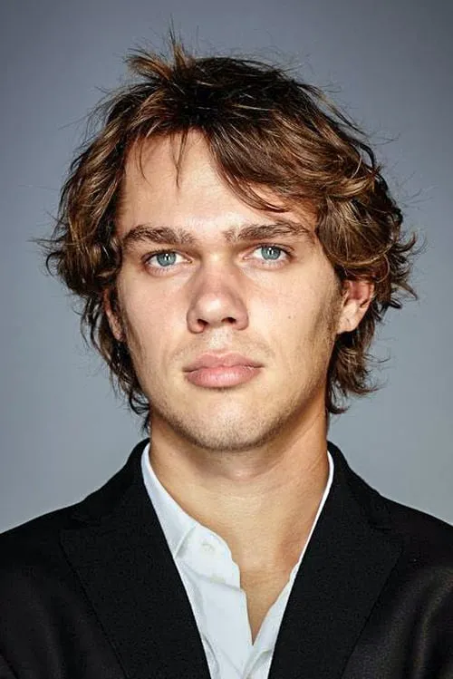 Ellar Coltrane interpretando a Thomas Chaney Jr.