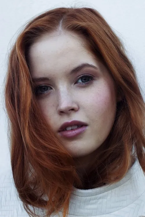 Ellie Bamber interpretando a Becky Cornelius