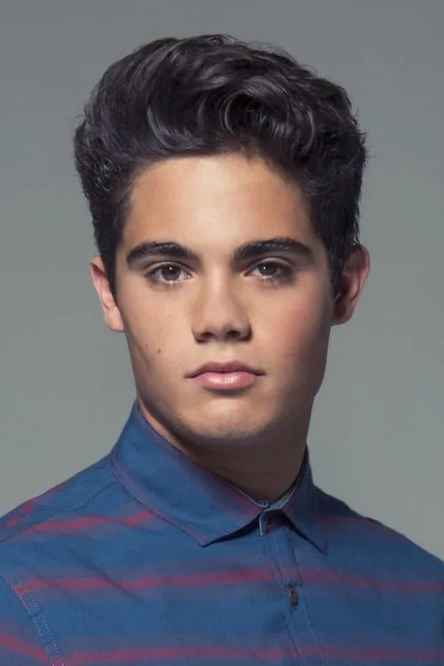 Emery Kelly interpretando a Aiden