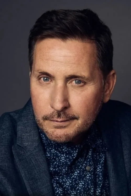 Emilio Estevez interpretando a Andrew Clark