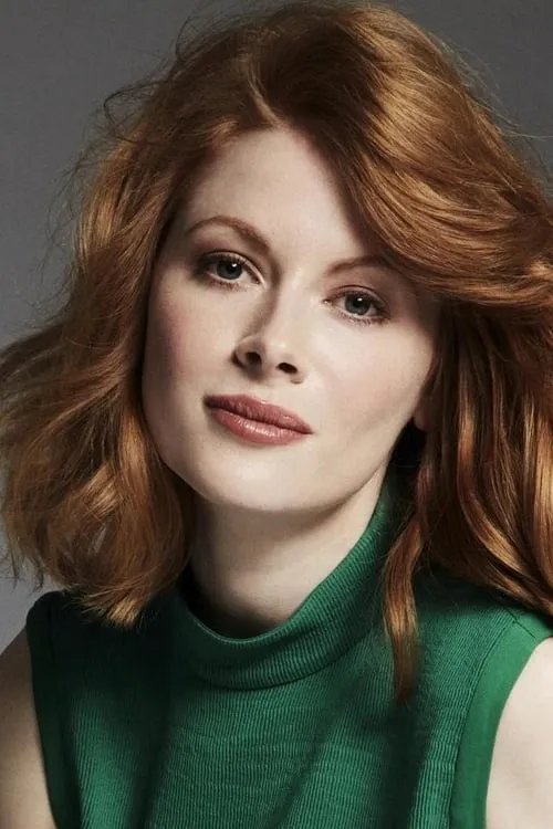 Emily Beecham interpretando a 