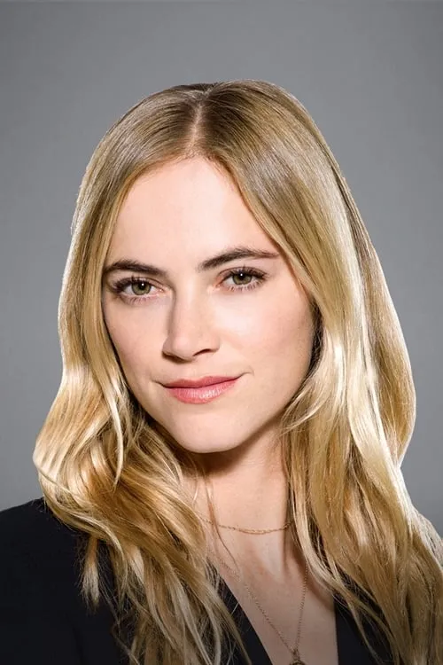 Emily Wickersham interpretando a Taylor