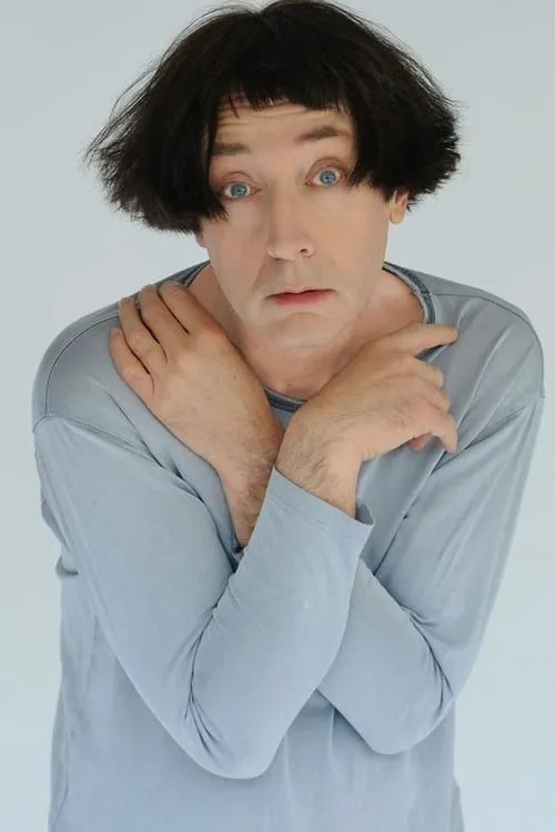 Emo Philips interpretando a 