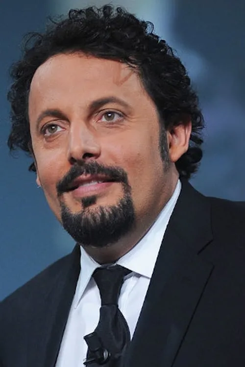 Enrico Brignano interpretando a Marcello Bertocchi