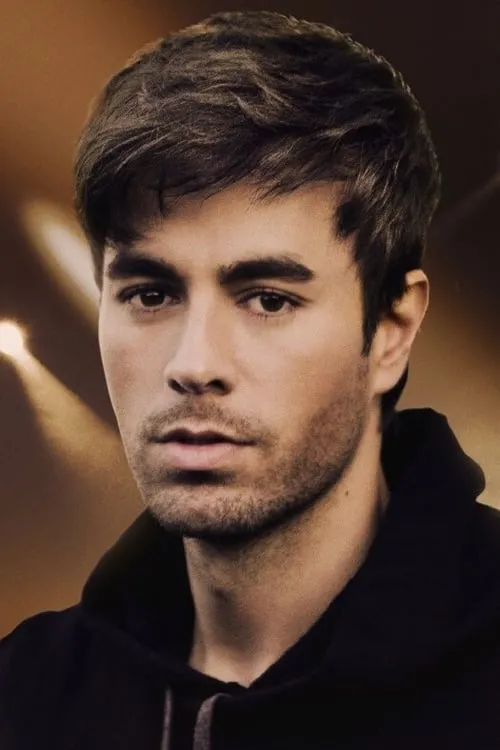 Enrique Iglesias interpretando a Self