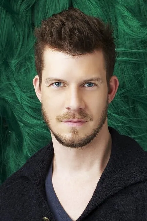 Eric Mabius interpretando a Liam Clark