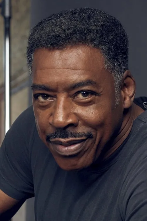 Ernie Hudson interpretando a Captain Bailey