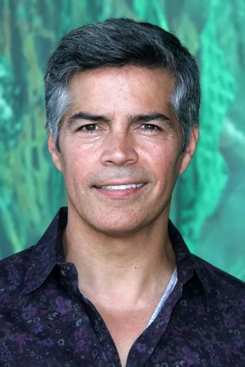 Esai Morales interpretando a Gabriel