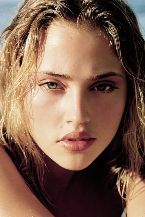 Estella Warren interpretando a Emily