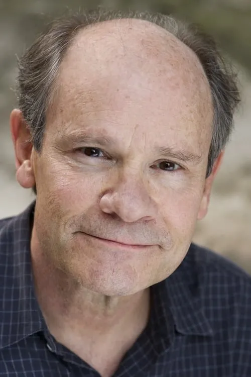 Ethan Phillips interpretando a Self