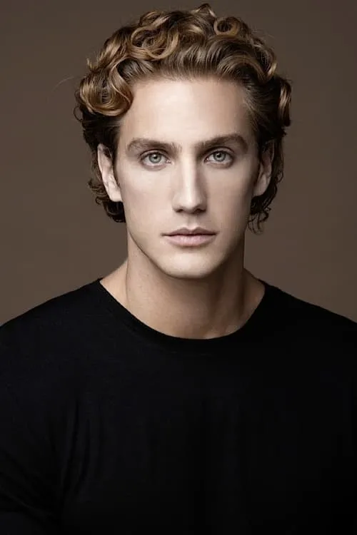 Eugenio Siller interpretando a Esteban