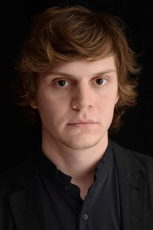 Evan Peters interpretando a Ross