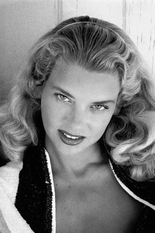 Eve Meyer interpretando a Lorry