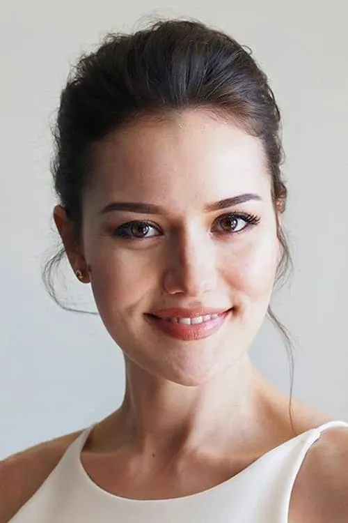 Fahriye Evcen en el reparto