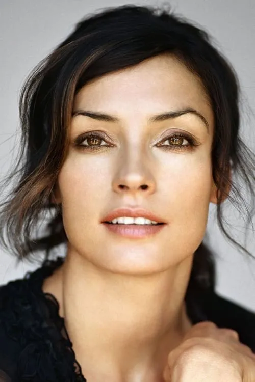 Famke Janssen interpretando a 