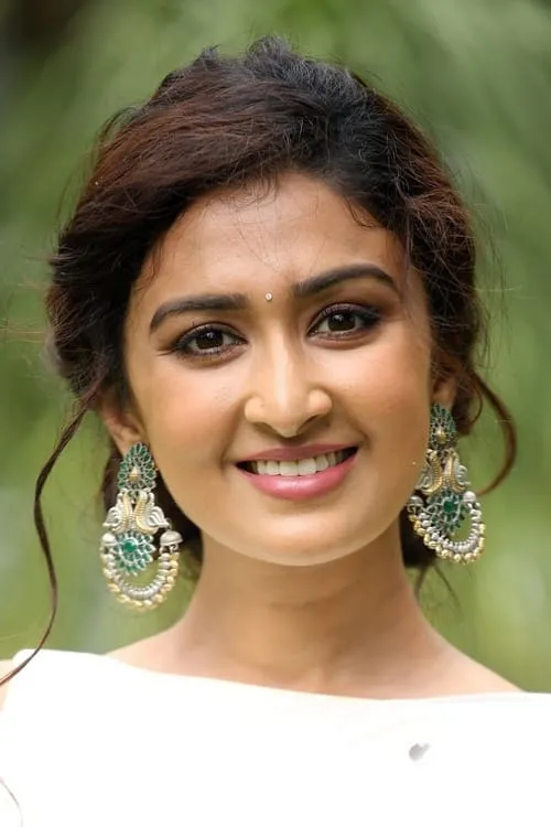 Farnaz Shetty interpretando a Indhu