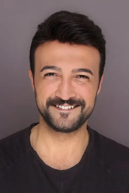 Fatih Ayhan interpretando a Çagatay