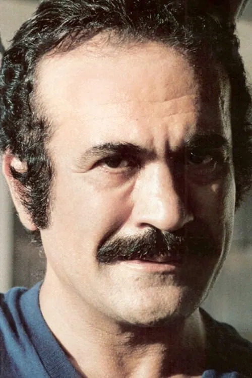 Fereydoun Farrokhzad interpretando a Ali Mohamed (as Ferry Farokhzad)