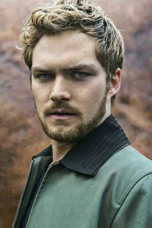 Finn Jones interpretando a Teddy