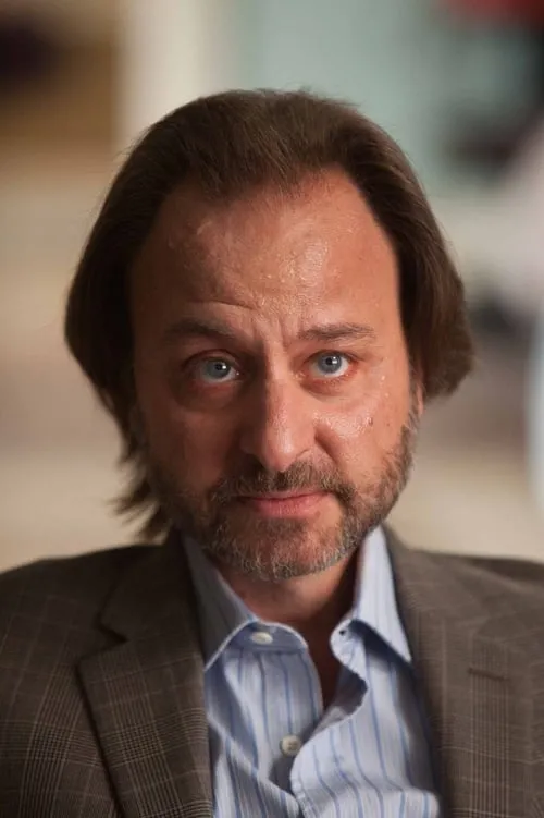 Fisher Stevens interpretando a Indian Chief