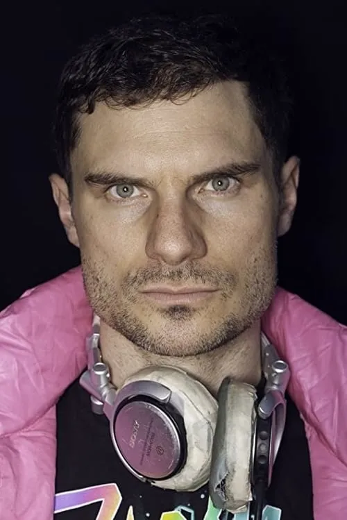 Flula Borg interpretando a Sebastian