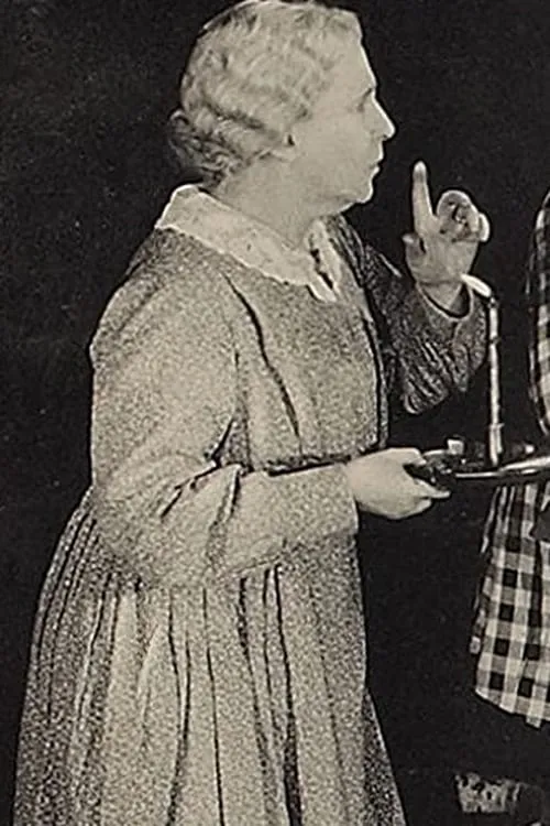 Frances Raymond interpretando a Mrs. Brewster