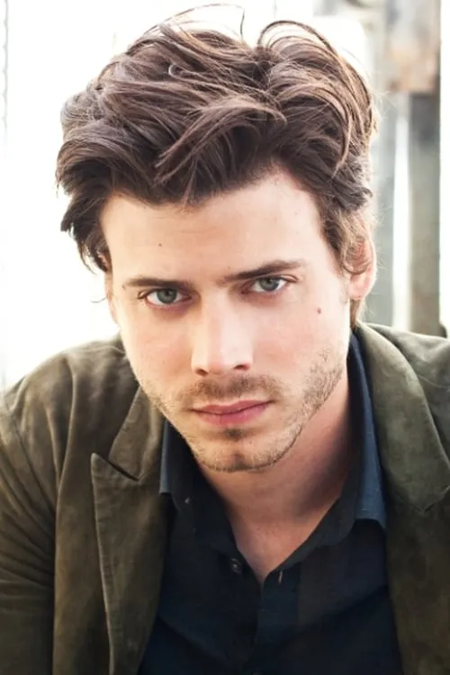 François Arnaud interpretando a Luke