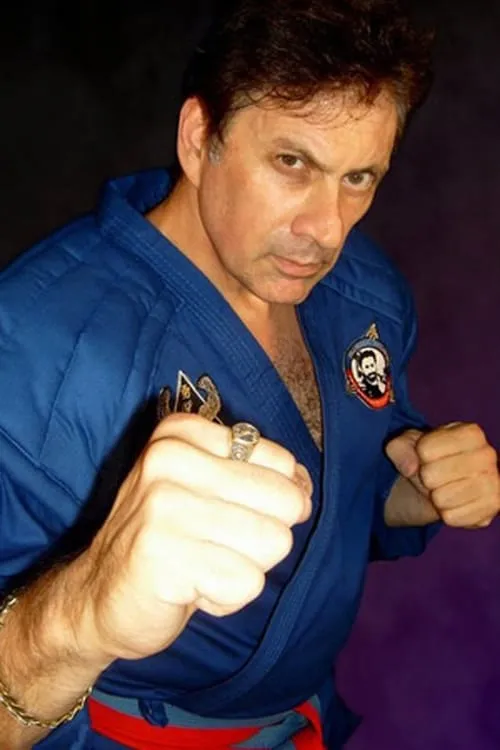 Frank Dux interpretando a R. & D. Director