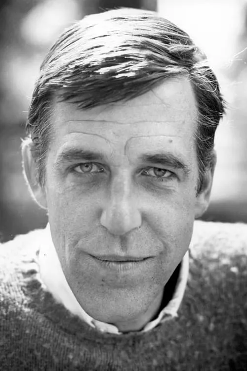 Fred Gwynne interpretando a Father Macklin