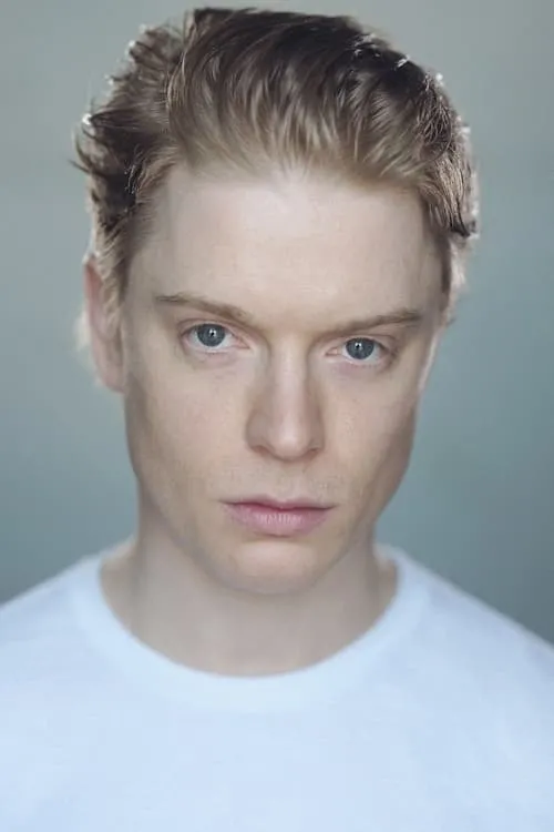 Freddie Fox interpretando a 