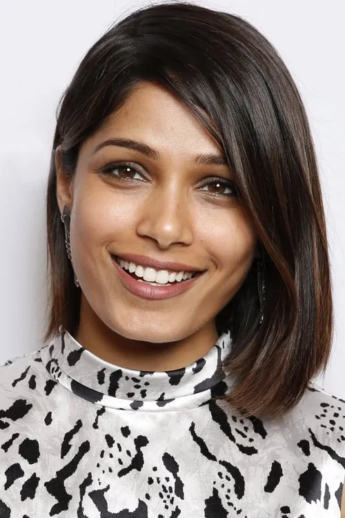 Freida Pinto interpretando a Rashmi