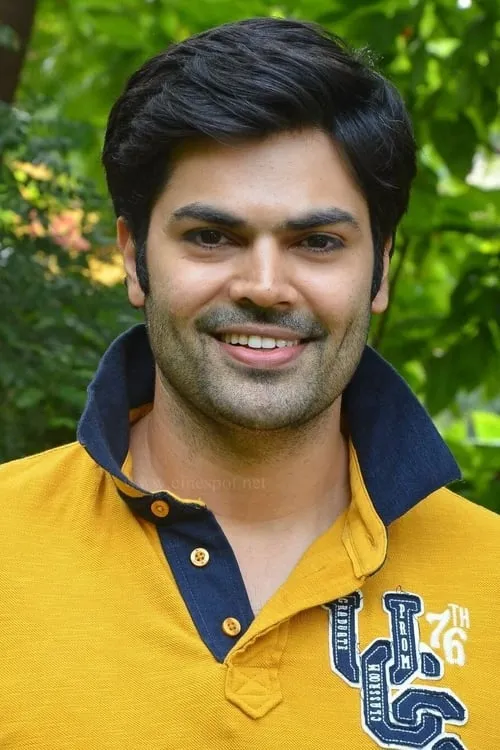 Ganesh Venkatraman interpretando a George