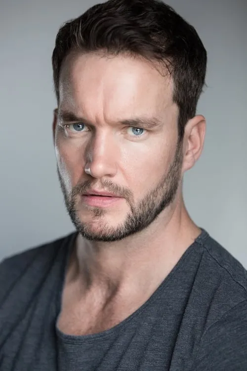 Gareth David-Lloyd interpretando a Ben