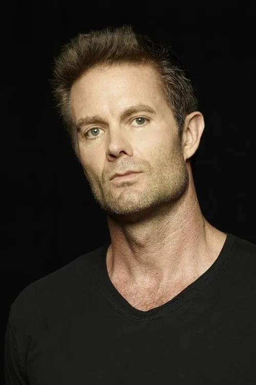 Garret Dillahunt interpretando a 