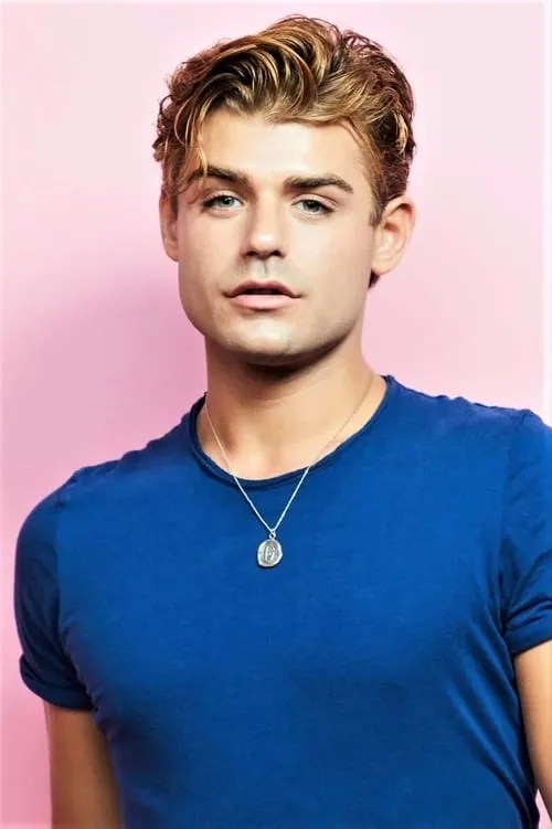 Foto de perfil del actor Garrett Clayton en el reparto