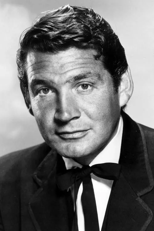 Gene Barry interpretando a Jackson Sinclair, the TV Commentator