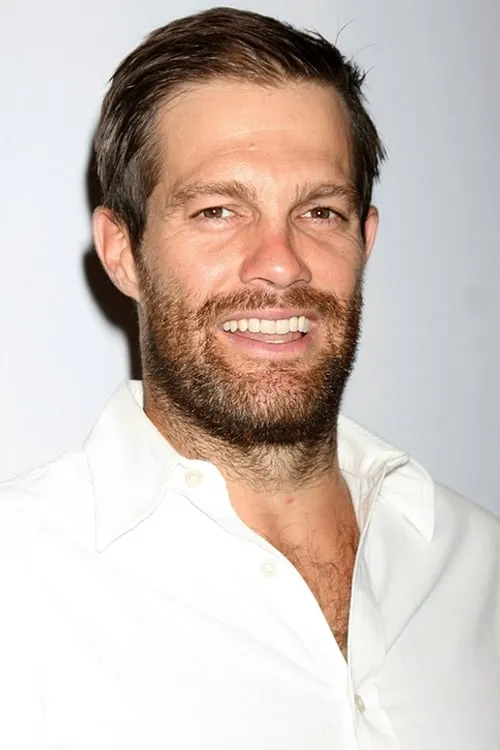 Geoff Stults interpretando a Luke