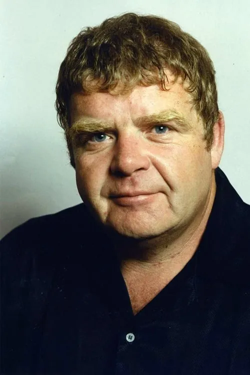 Geoffrey Hughes interpretando a Georg