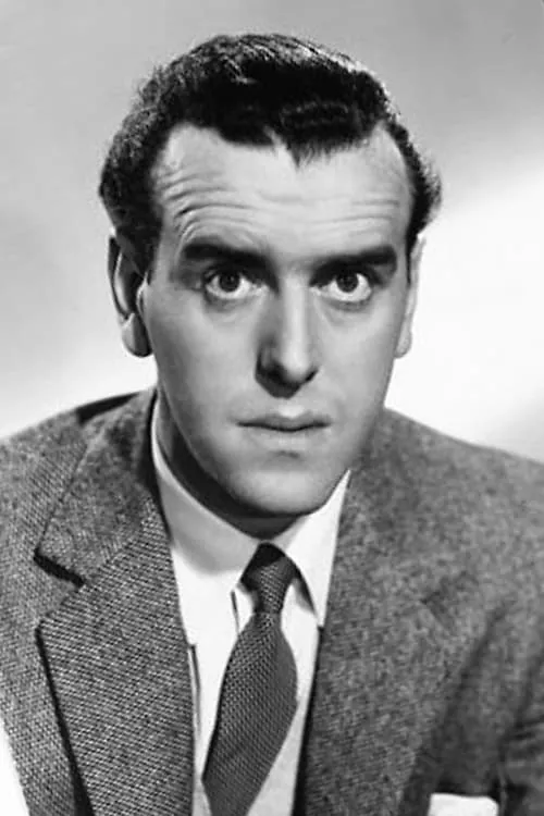 George Cole interpretando a Roger Morton