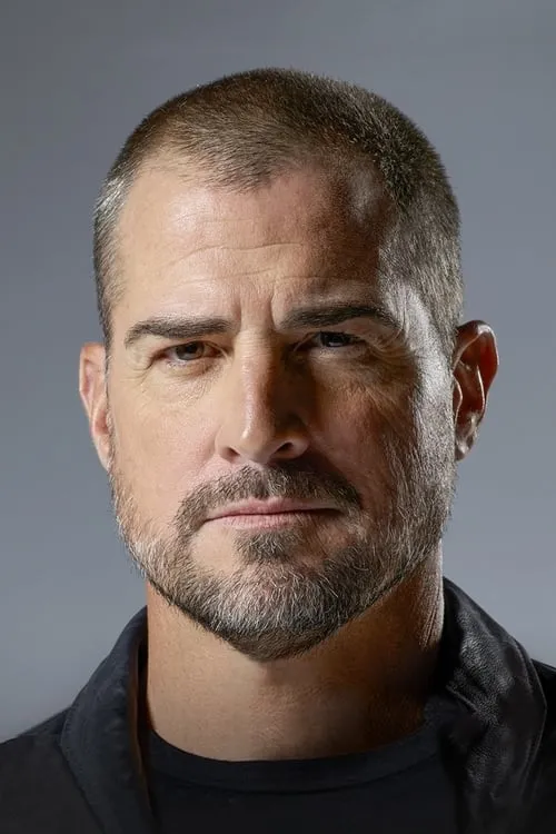 George Eads interpretando a Riley Baxter