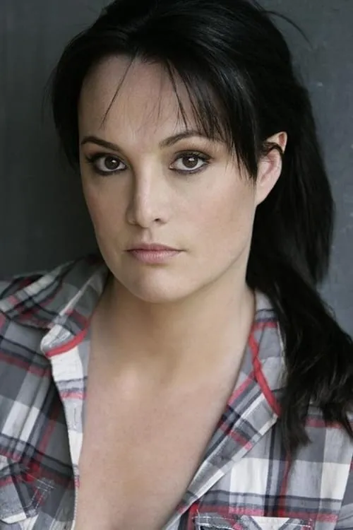 Georgia Bolton interpretando a George Hiller